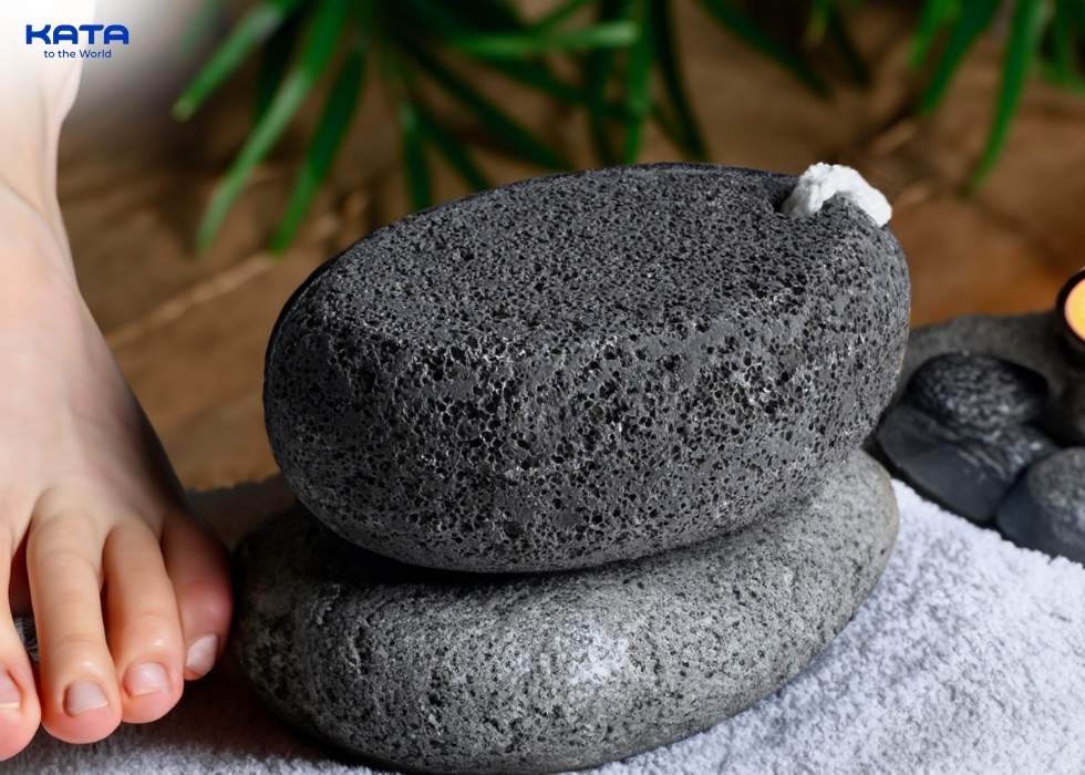 use a pumice stone to remove dog hair from carpets
