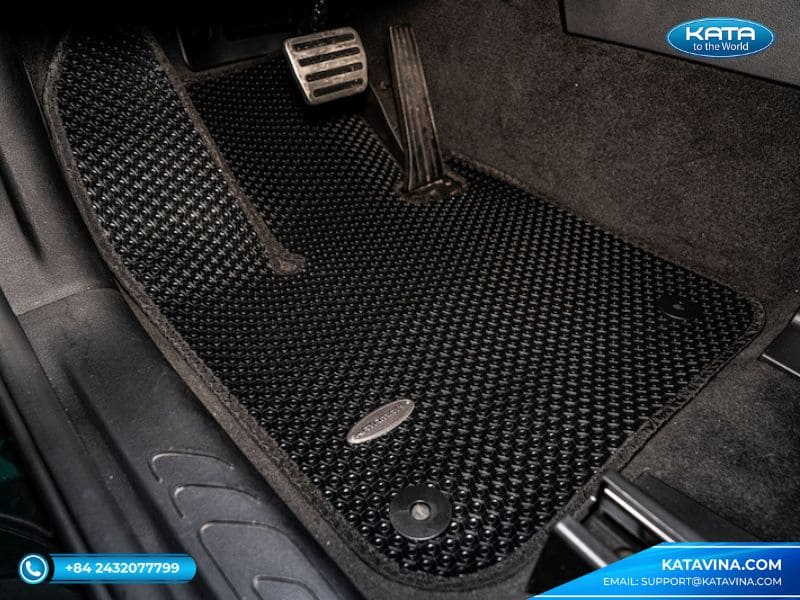 Comparison of fitment between custom-fit and universal floor mats for VinFast vehicles.